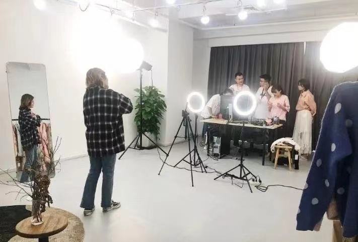 直播产业当红，下一个李佳琦在哪里？